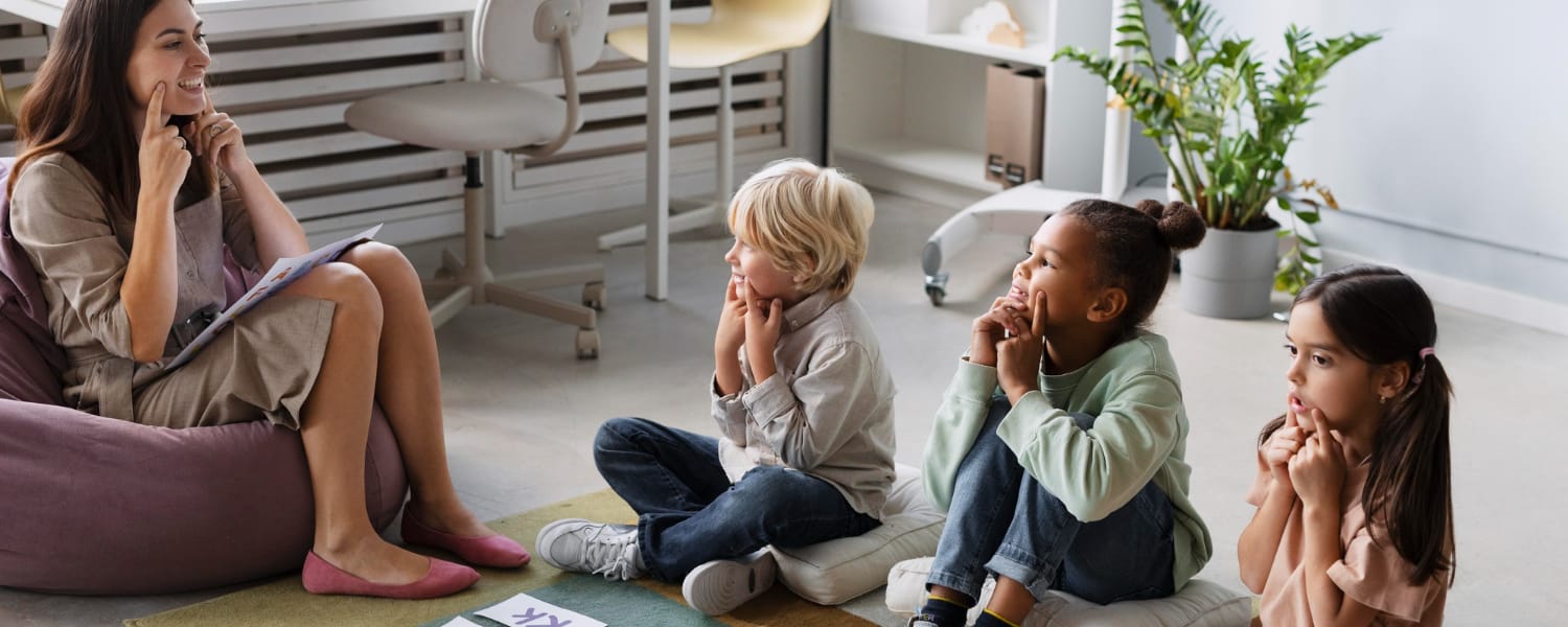 young-woman-doing-speech-therapy-with-kids