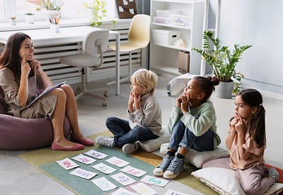 young-woman-doing-speech-therapy-with-kids